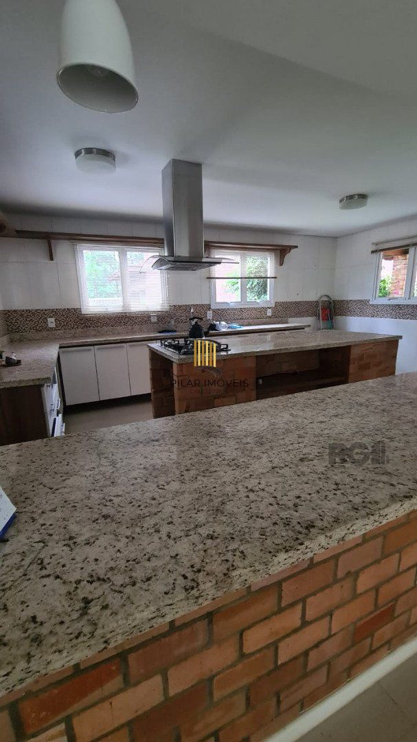 Casa de alvenaria, com 3 dormitórios, 1 suíte, living, cozinha, lavanderia, churrasqueira, banheiro social, pátio e 4 vagas de garagem.