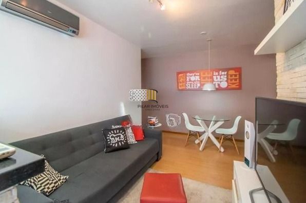 Apartamento com 2 dormitórios (reversível para 3) e 1 vaga escriturada  à venda no coração de Ipanema