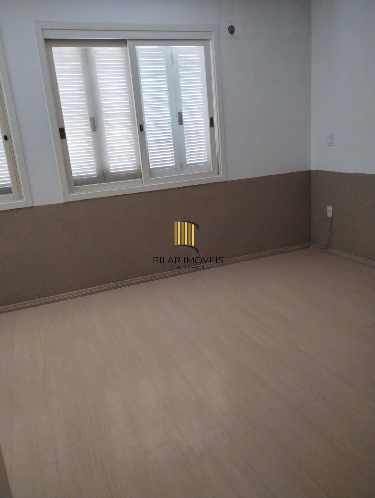 Excelente Casa com 03 suítes + Apto nos fundos com 01 Dor. Garagem 3 carros