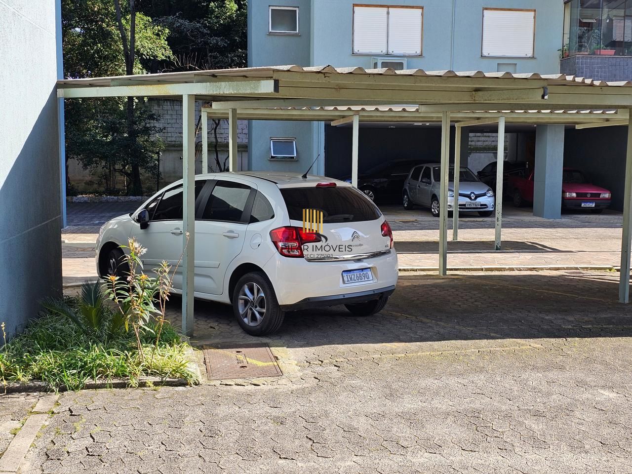 Apto com 2 dormi ,sacada com churrasq e garagem