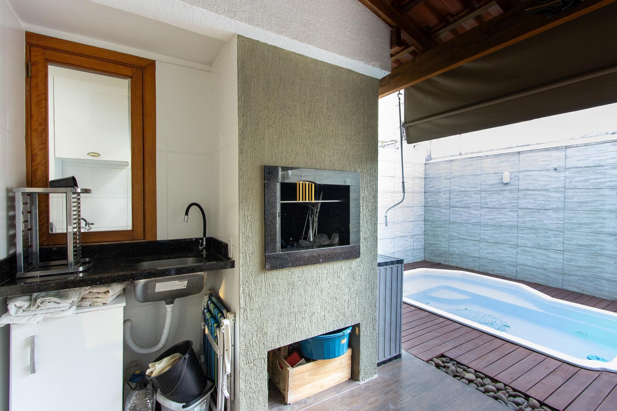 Casa de condomínio, 3 quartos, 1 suíte, piscina e 2 vagas de garagem;