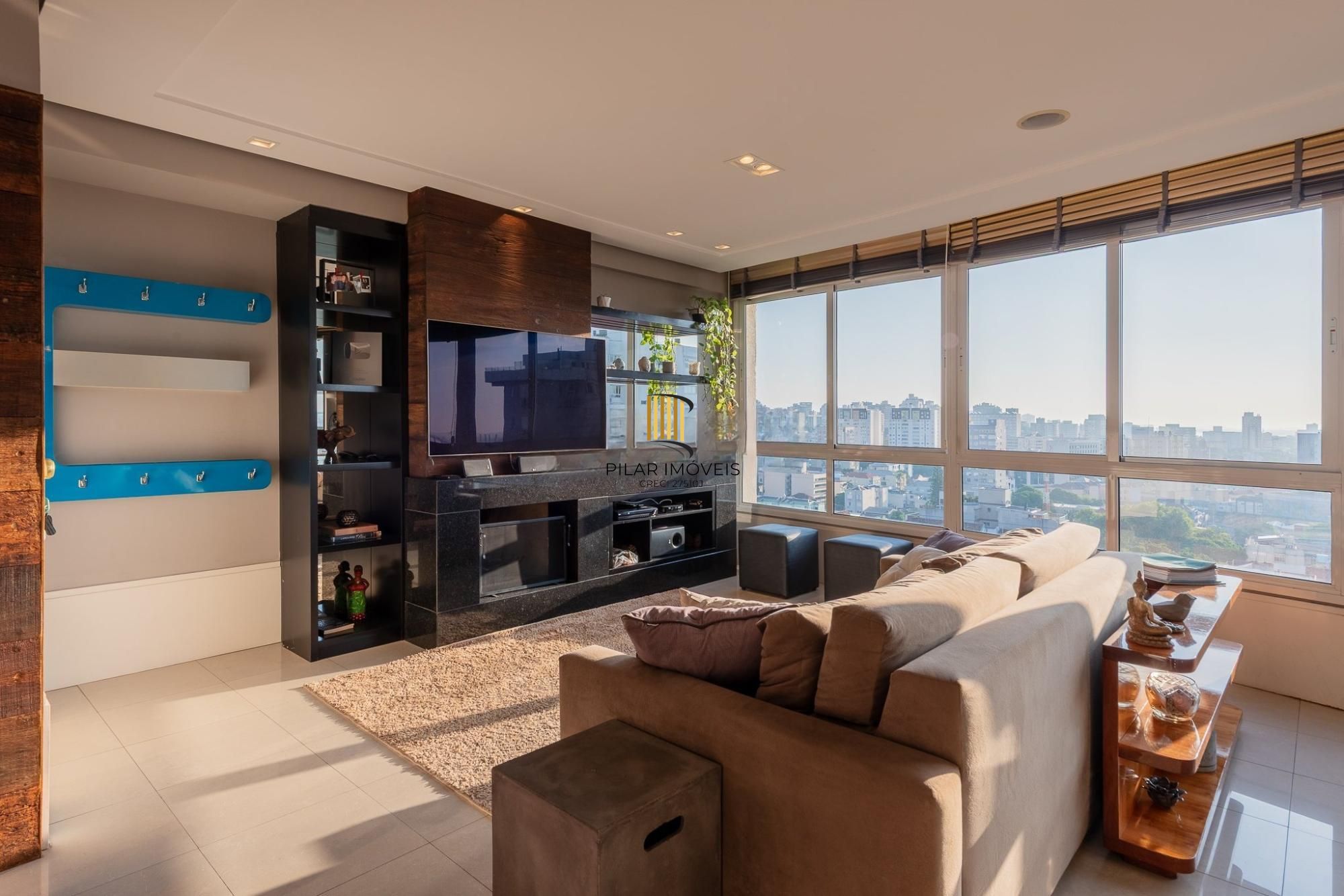 Apartamento amplo de 104m² com living iluminado, lareira e excelente localização