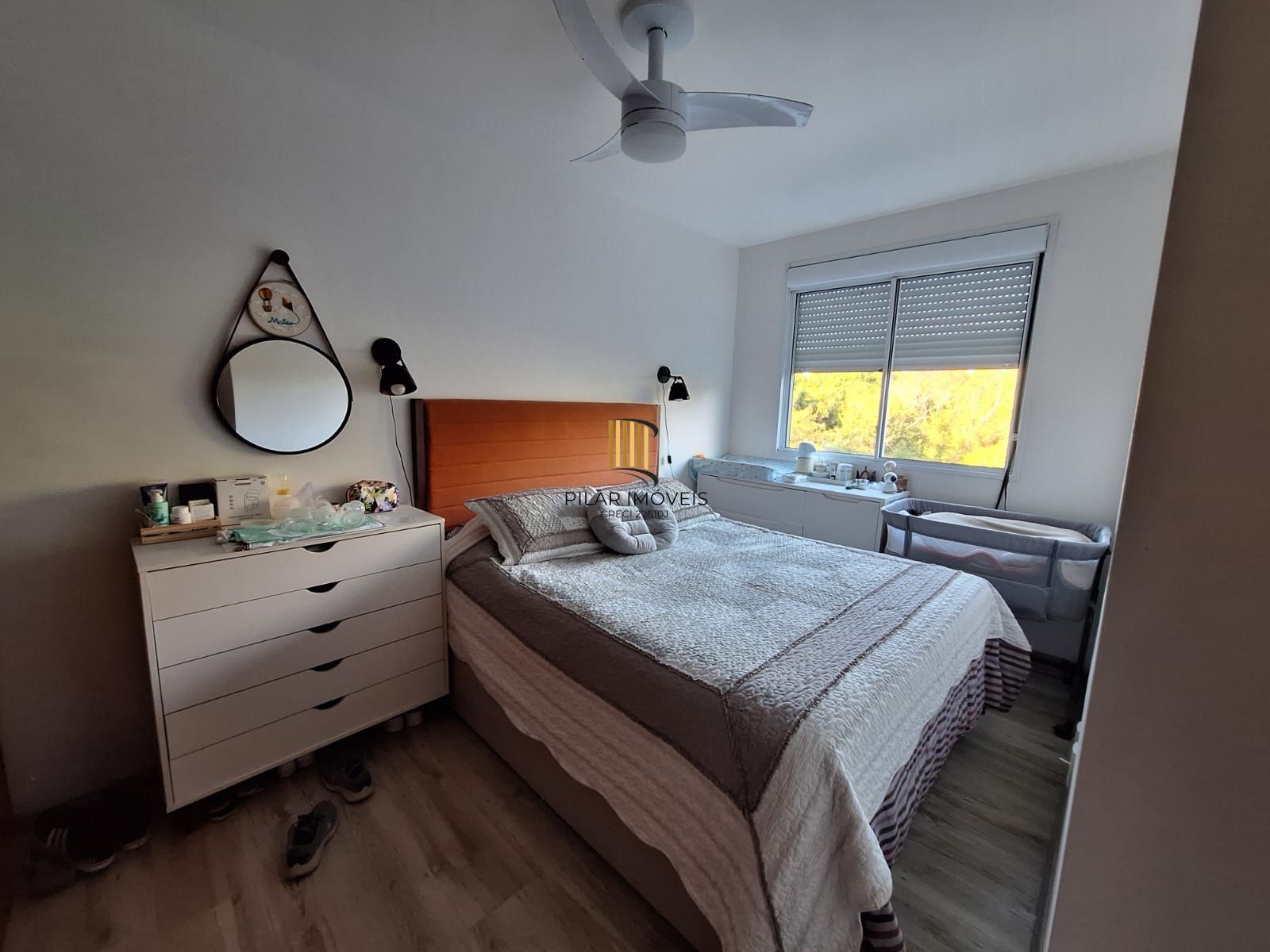 Apartamento de 2 quartos, cozinha planejada e 1 vaga escriturada.