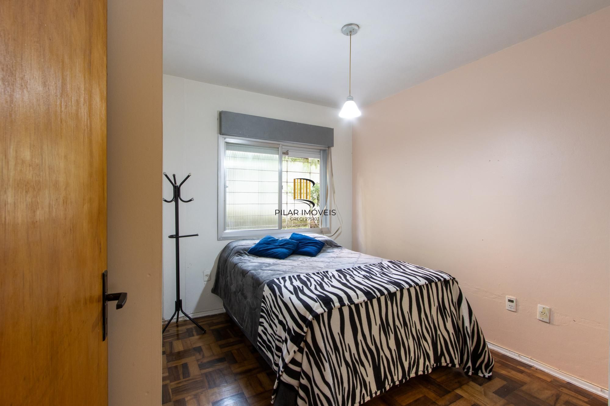 Apartamento térreo com pátio privativo no coração do Menino Deus, 2 dormitórios.