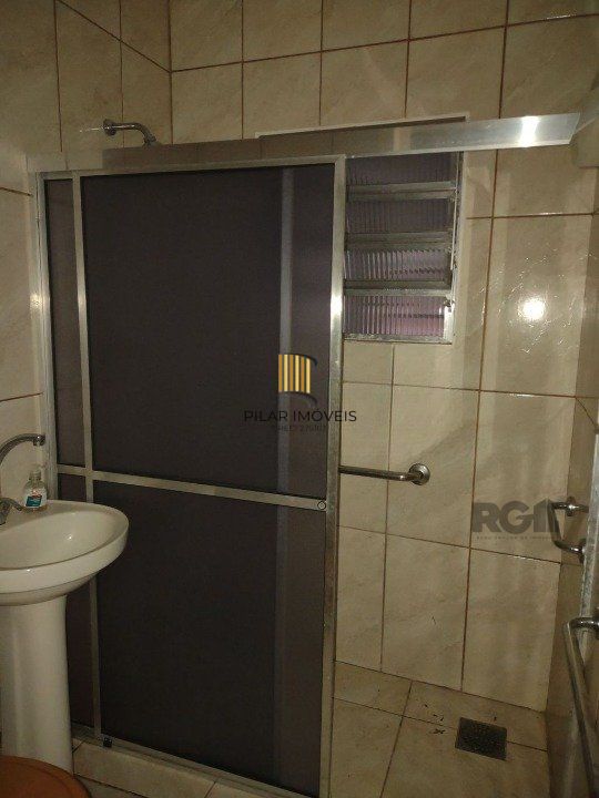Casa de 2 quartos, com edícula, próximo a Av. Wenceslau Escobar