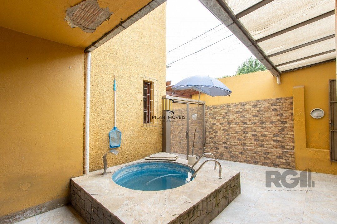 Sobrado, 3 quartos, 2 banheiros, pátio, 2 vagas, piscina - Bairro Vila Nova