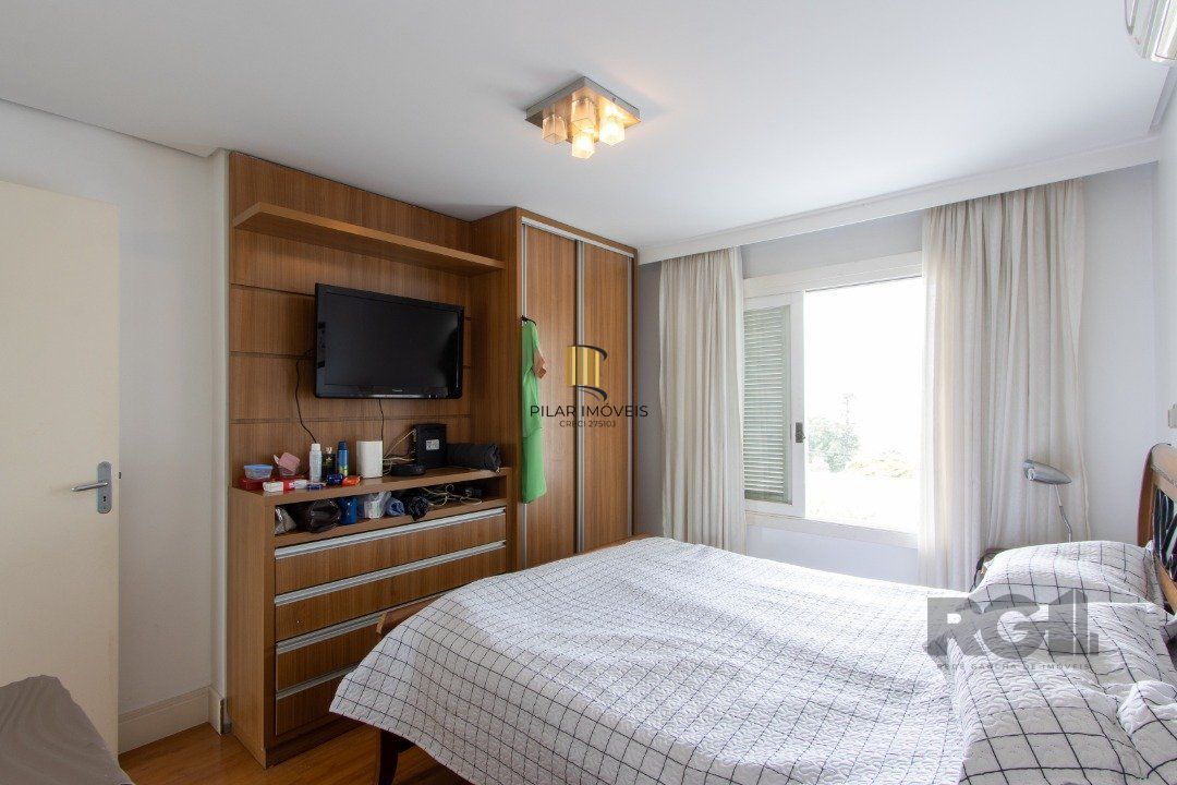 Casa em condominio . com 6 suites, sendo 3 suítes master com closet e hidro.