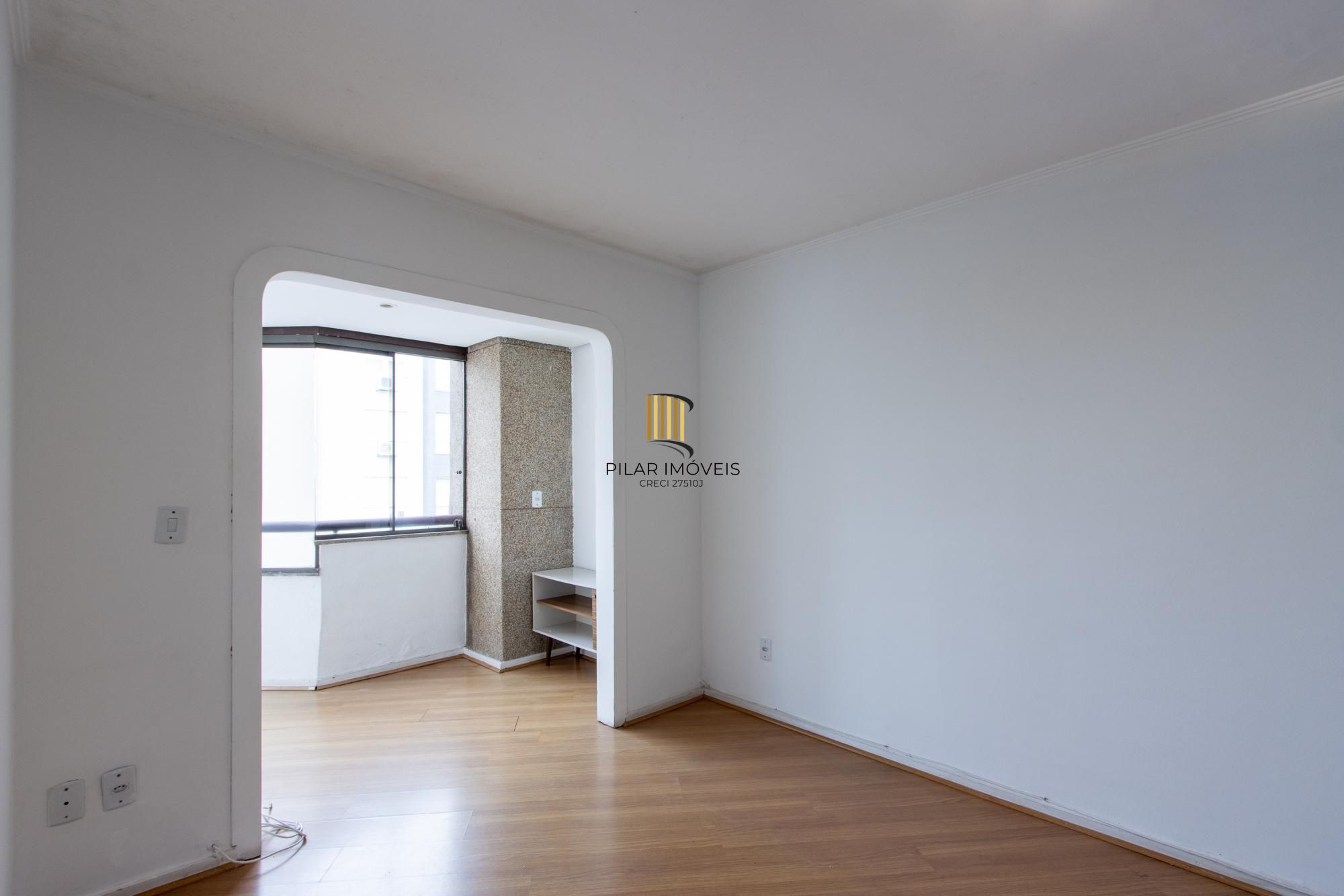 Cobertura com 137m², no Bairro Cristal, de 2 dormitórios, sento uma suíte, ampla sacada, churrasqueira, vista panorâmica, vaga coberta.