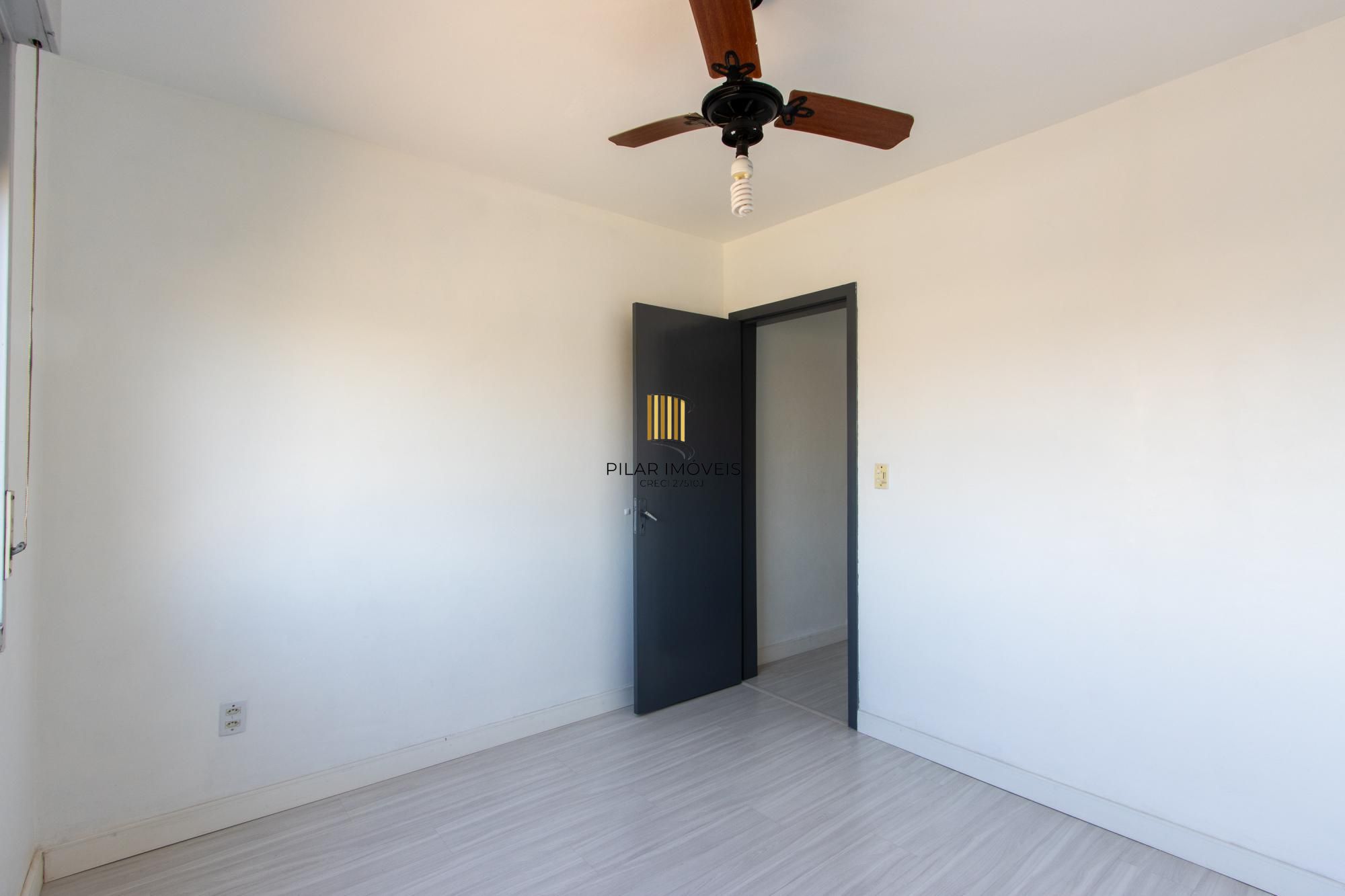 Apartamento semimobiliado à venda no bairro Cristal, 2 dormitórios, 2 banheiros, 1 vaga coberta e vista livre para o Guaíba