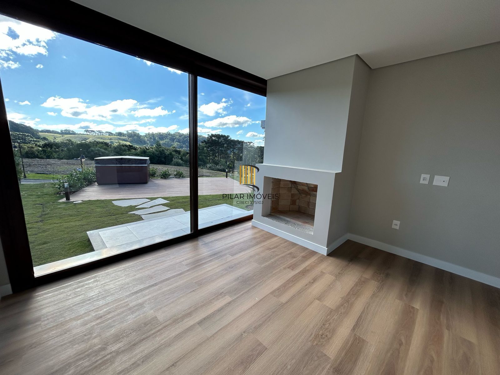 Casa de condomínio, 3 dormitórios, 3 suítes, 2 vagas de garagem.