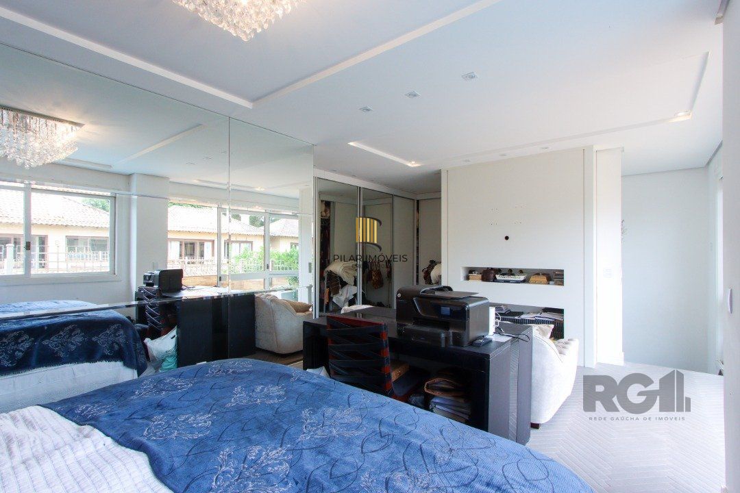 Casa com 327m² de área privativa, oferecendo 3 dormitórios, sendo 3 suítes