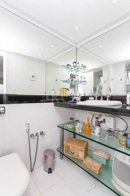 Apartamento para Venda - 110.55m², 3 dormitórios, sendo 2 suites, 1 vaga - Petrópolis