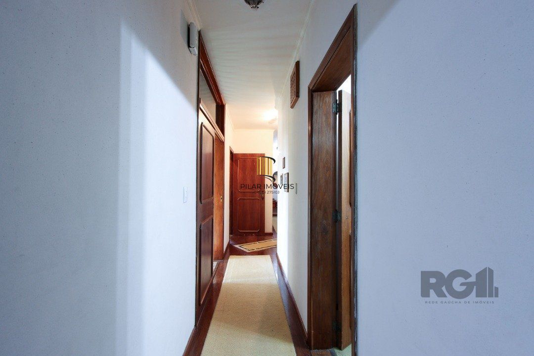 Casa a venda com 03 dormitórios, living 03 ambientes com vista para o Rio.