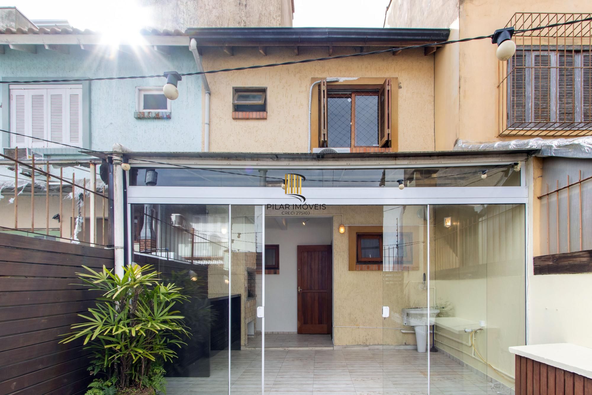 A casa possui 78m² de área construída, com um adicional de 20m²