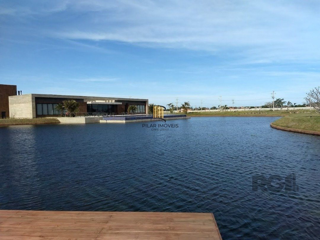 Lote ESPECIAL A VENDA com 300m² (12x25) frente leste junto a infraestrutura principal do condomínio. Pronto para construir com apenas 30% de entrada e saldo em até 24x com correção somente pelo INCC.