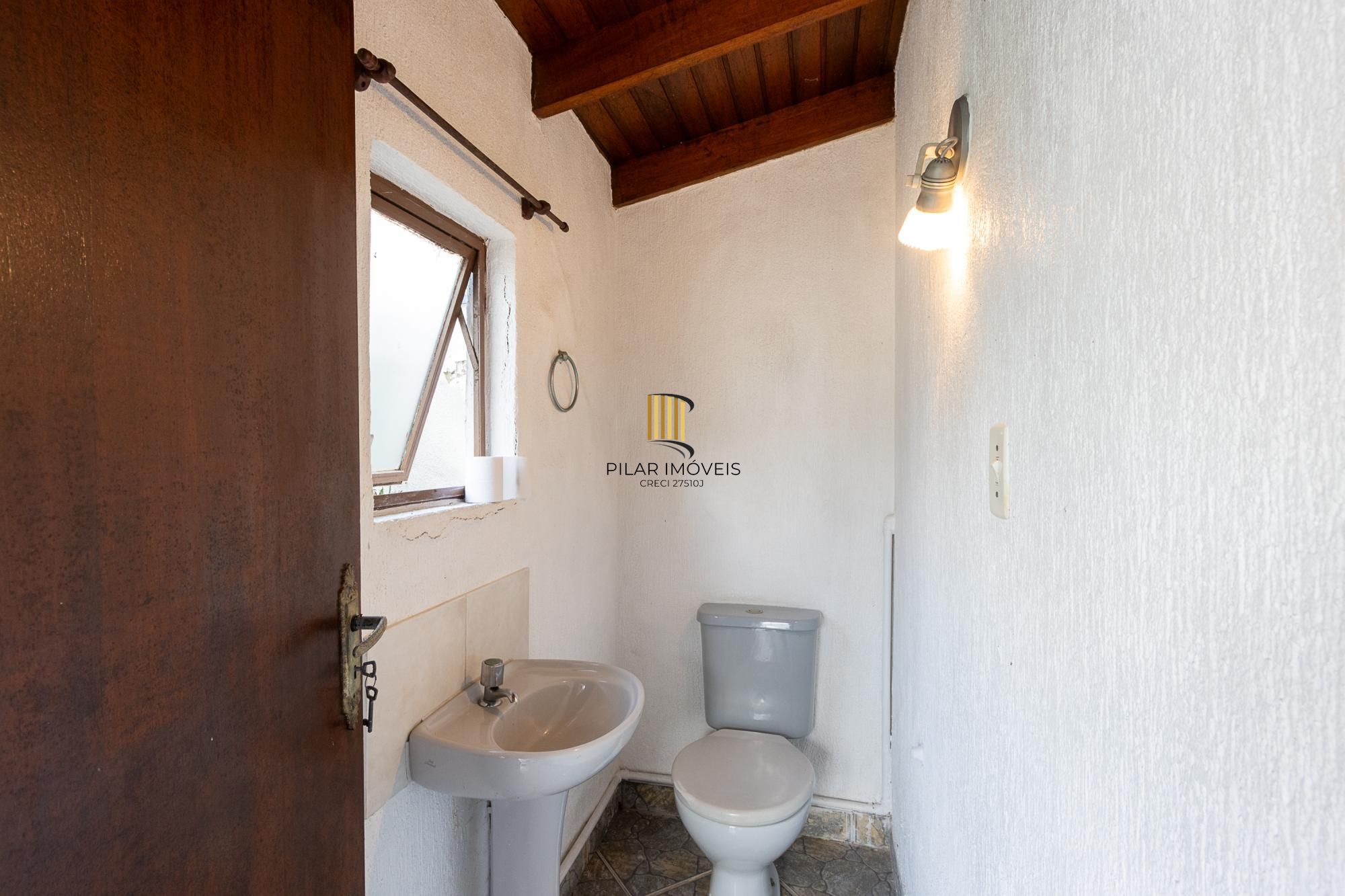 Sobrado, 3 quartos, 2 vagas, pátio com piscina - Bairro Nonoai