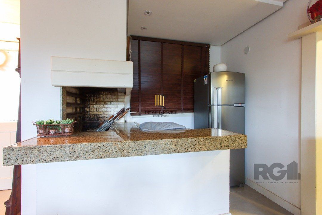Casa com 327m² de área privativa, oferecendo 3 dormitórios, sendo 3 suítes