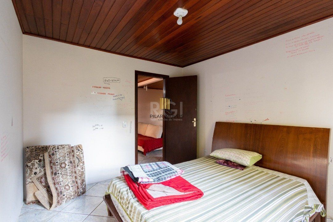 Casa para Venda - 240m², 6 dormitórios, sendo 3 suites, 2 vagas - Glória