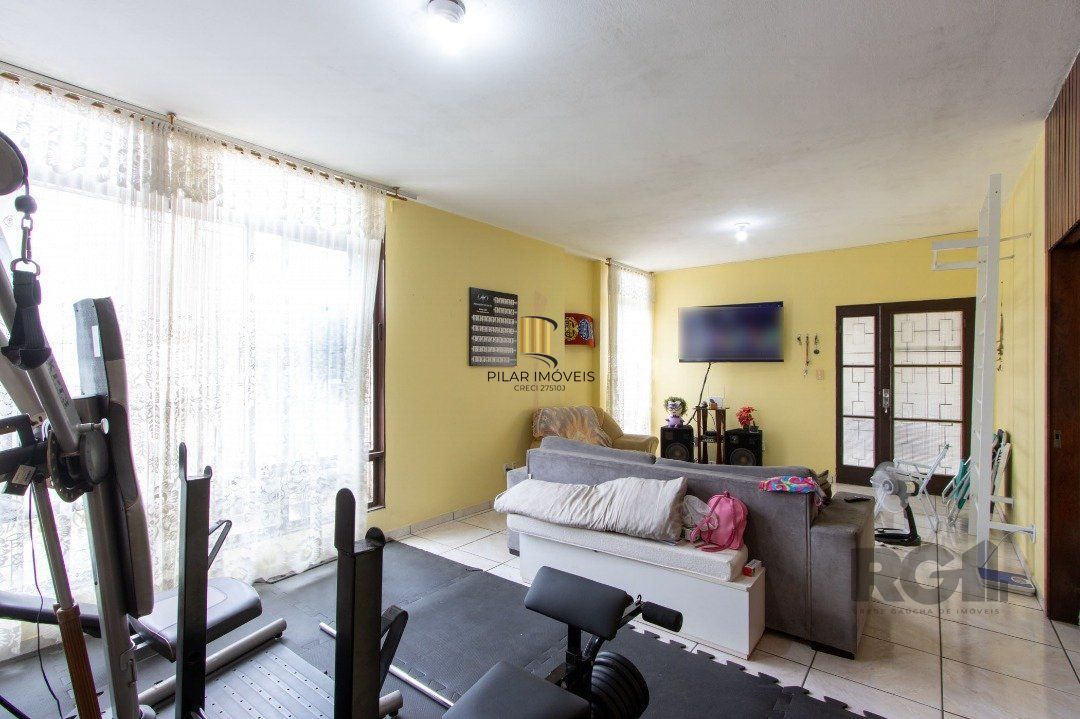 Casa térrea, 3 quartos, 2 banheiros, com pátio no Bairro Cavalhada