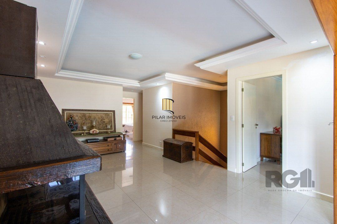 Casa com 452m² de área construída, 02 suítes, banheira de hidro, closet, 02 banheiros sociais, 03 living com 02 ambientes, 02 lareiras