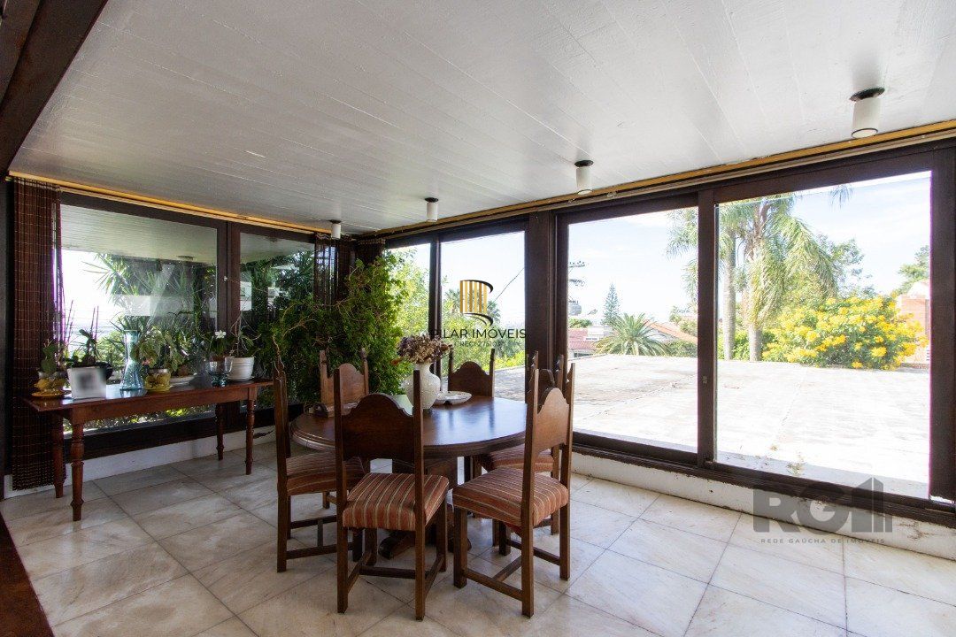 Casa com 724 m² privativos, 4 dormitórios sendo 4 suítes, 6 vagas sendo 3 cobertas