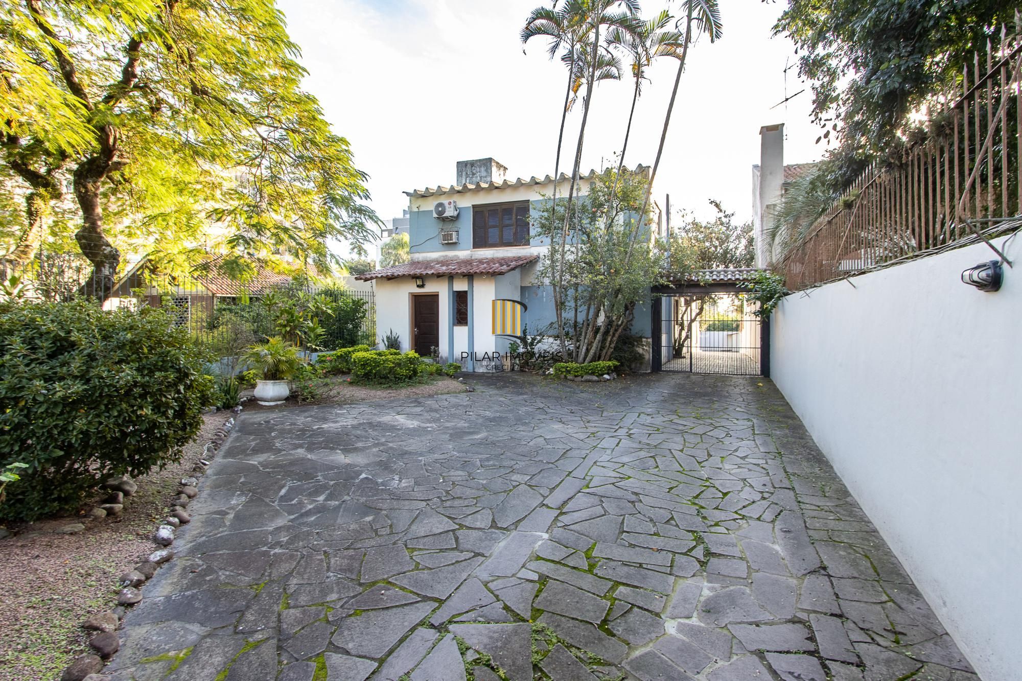 Casa de condomínio, 3 dormitórios, 1 suíte, 1 vaga coberta, no bairro Cristal.