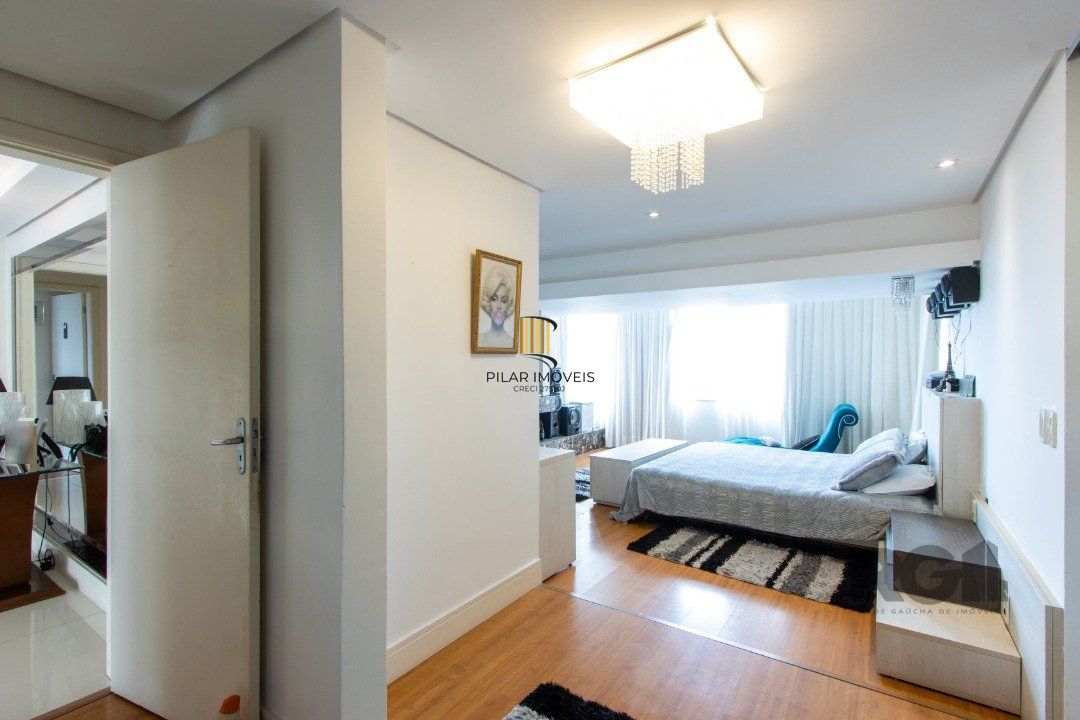 Casa em condominio . com 6 suites, sendo 3 suítes master com closet e hidro.