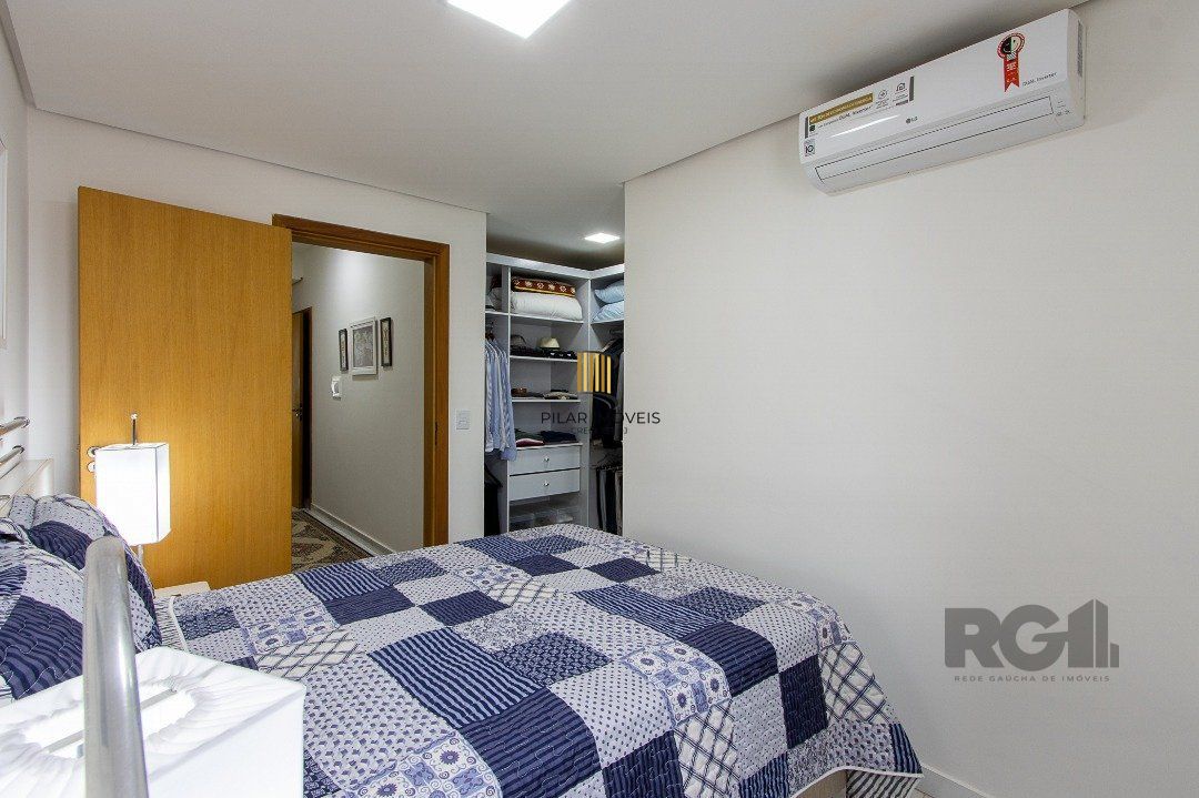 casa possui 3 suítes, 2 com closet