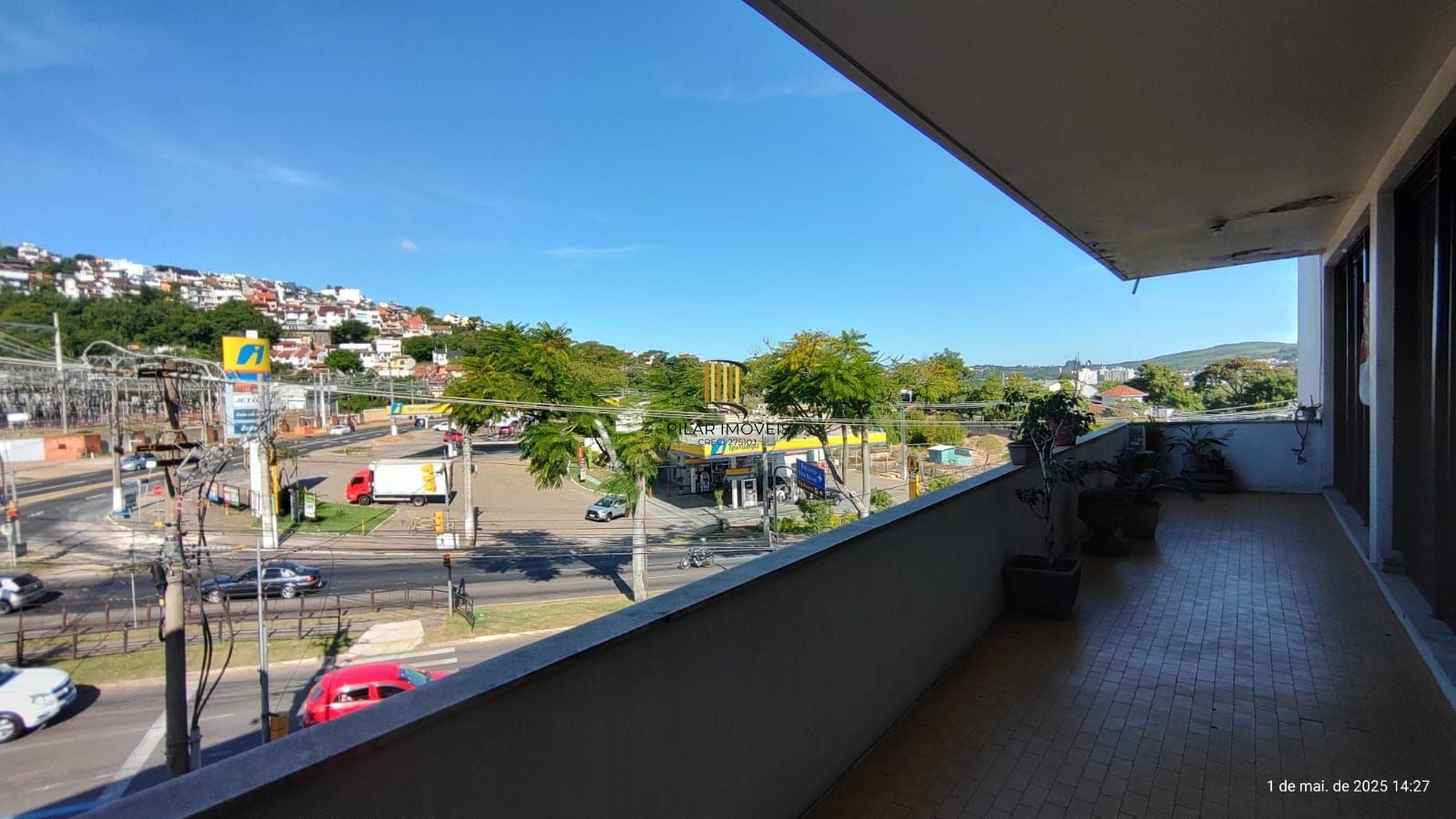 Apartamento de 4 dormitórios, 2 suítes, living amplo e arejado com sacada.