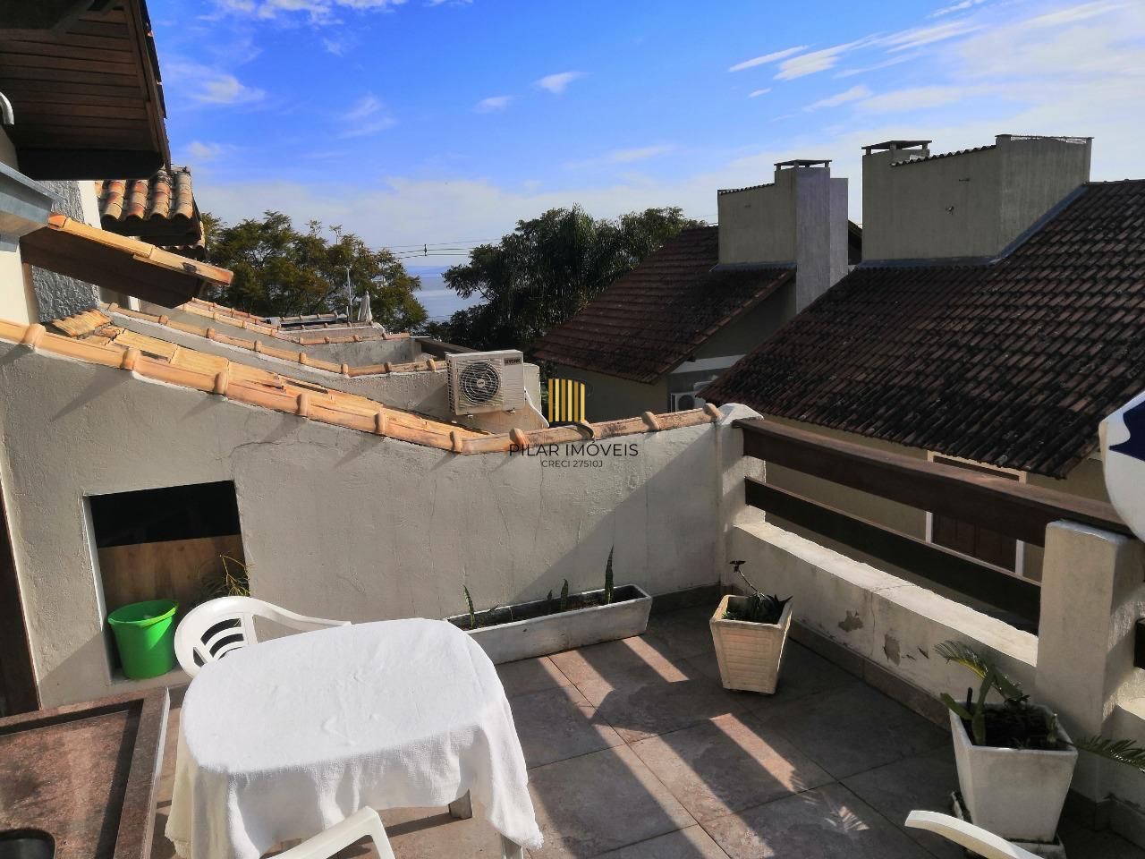 Casa de Condomínio com 3 dormitórios e 2 vagas em Ipanema