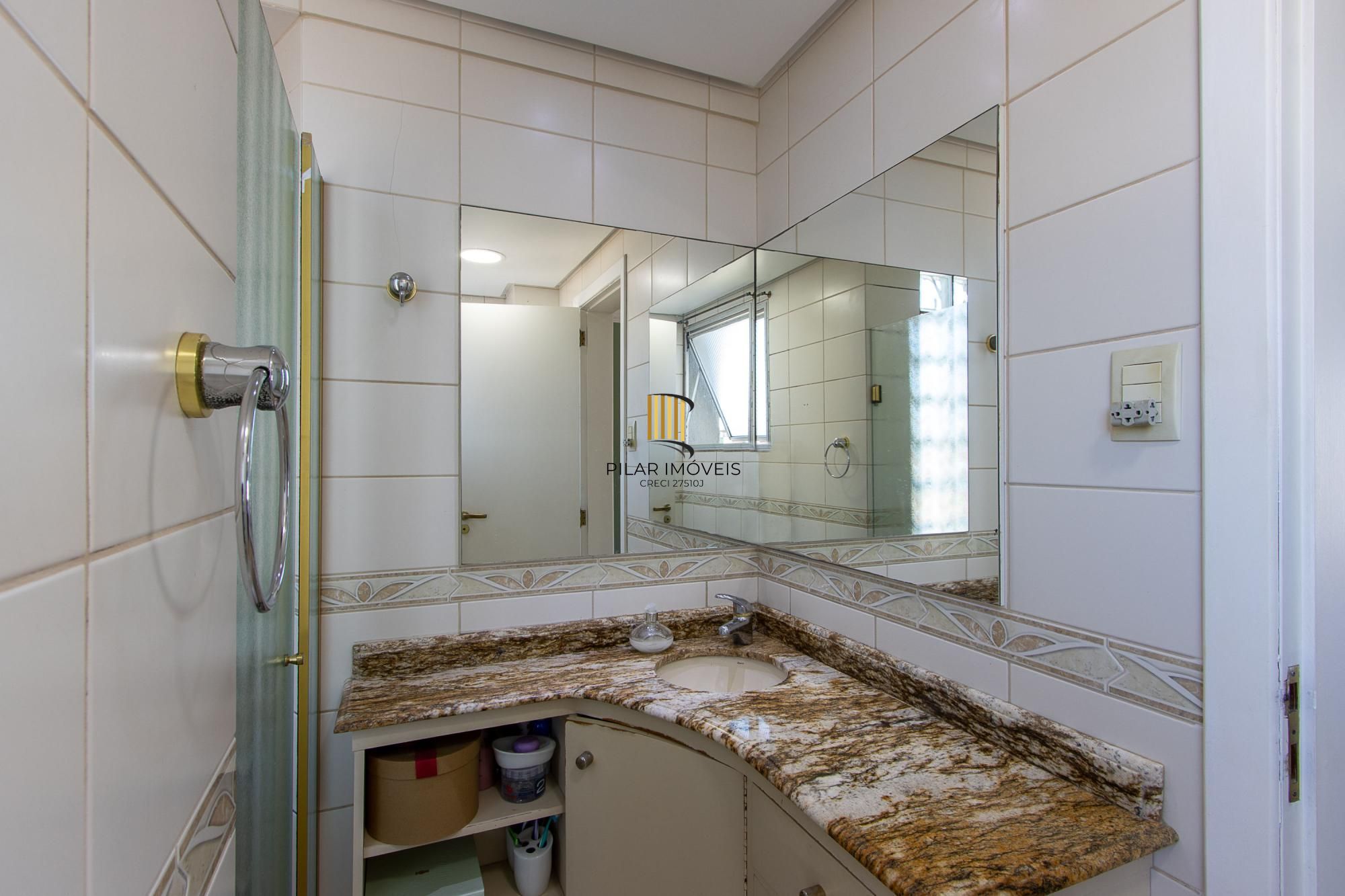 Cobertura com 2 dormitórios, incluindo 1 suíte.