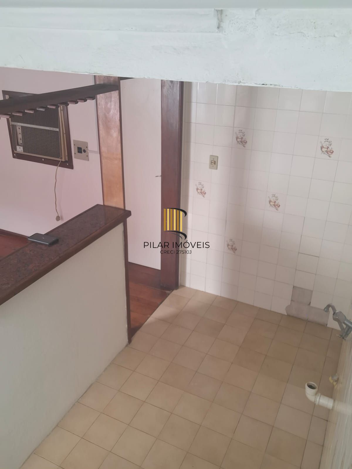 JK / Sala & Dormitório ( desocupado ) com ampla e boa cozinha