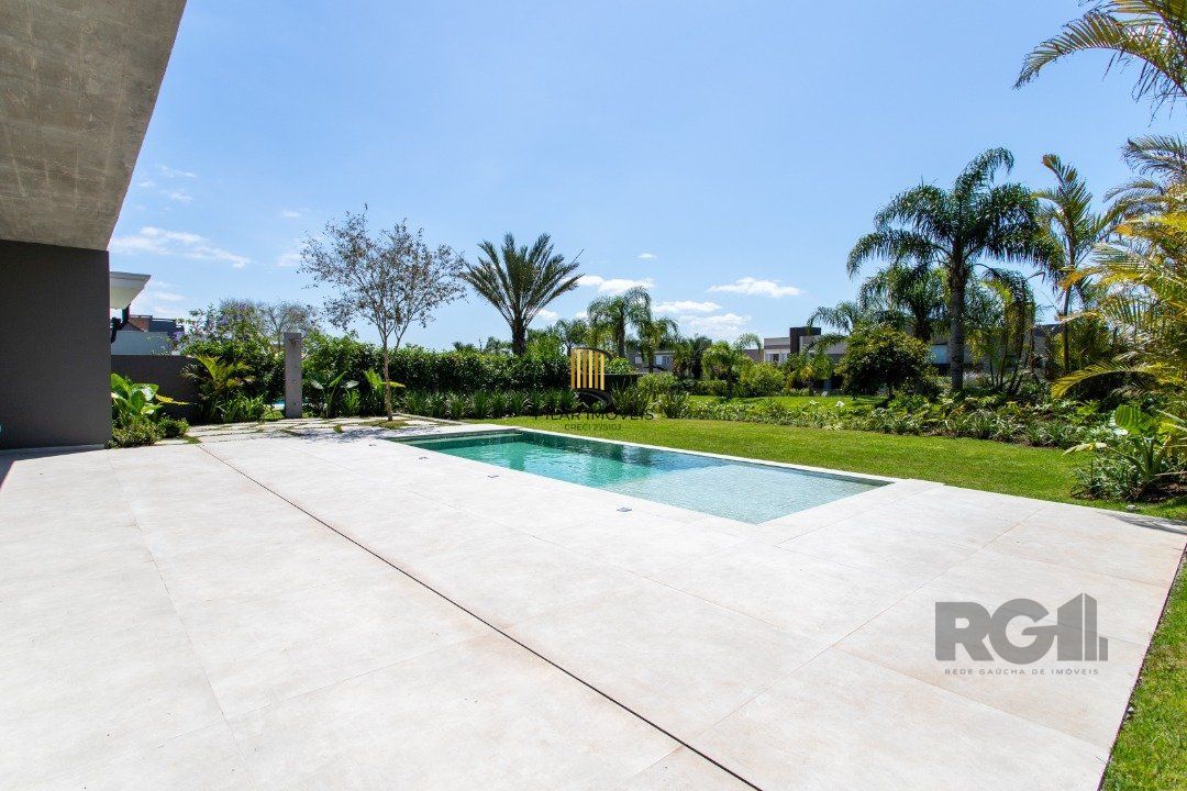 A Casa Le Mans, uma residência térrea de esquina com 389,48m2 de área coberta
