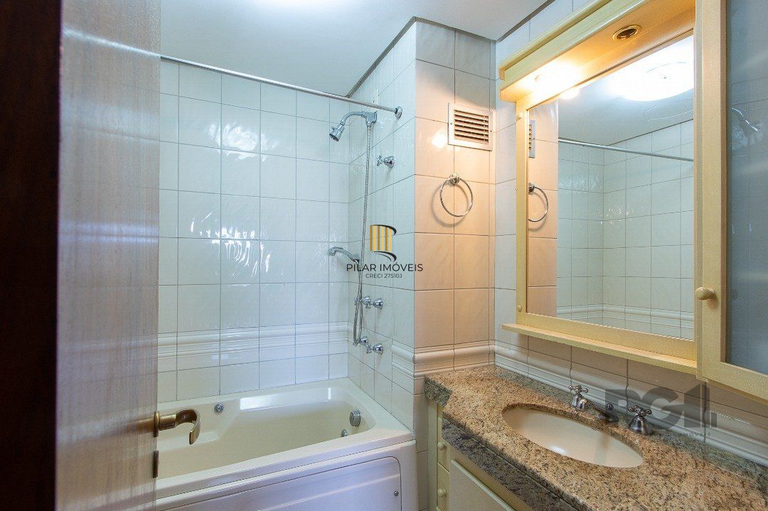 Apartamento 3 quartos, 1 suite, dependência, sacada com churrasqueira, 2 vagas - Bairro Menino Deus