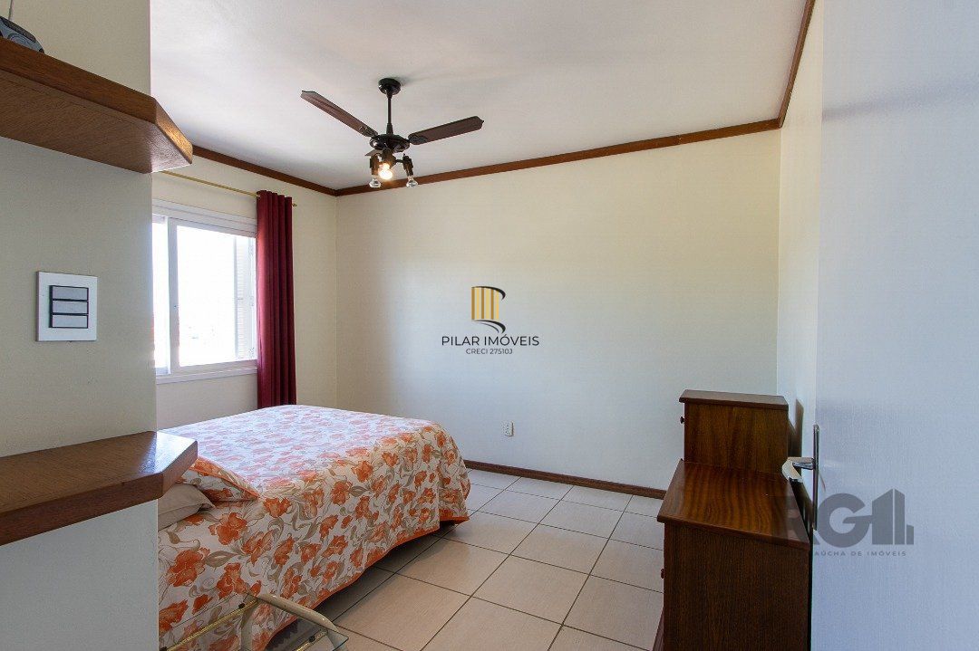 Casa com 4 quartos, suíte, churrasqueira, lareira, garagem coberta e lindo jardim.