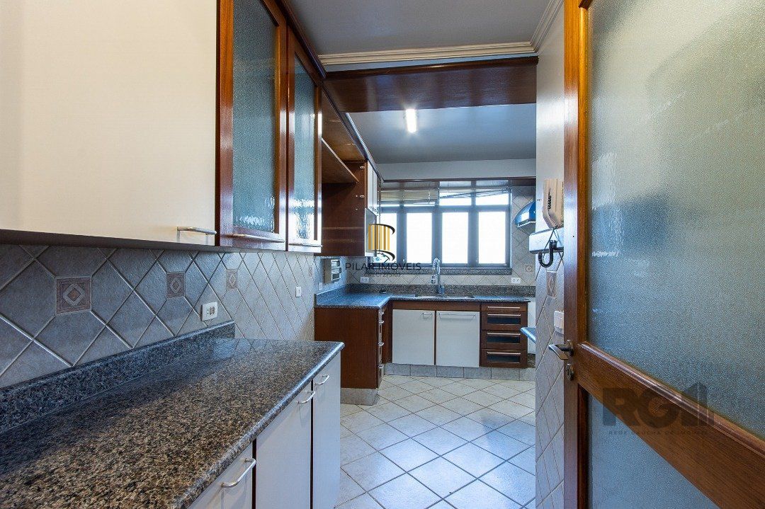 Excelente casa de 3 andares em condomínio fechado
