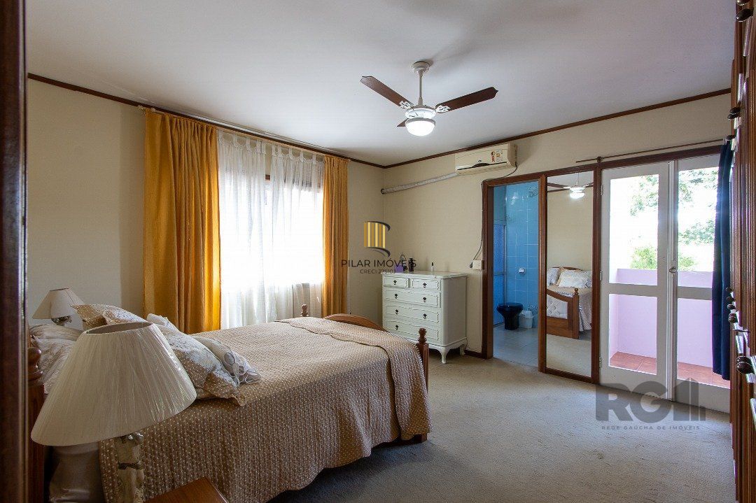 Casa com 4 quartos, suíte, churrasqueira, lareira, garagem coberta e lindo jardim.