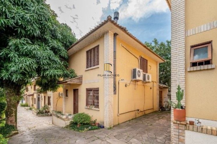 Casa 3 dormitórios, 1 suíte, 2 vagas - Bairro Camaquã