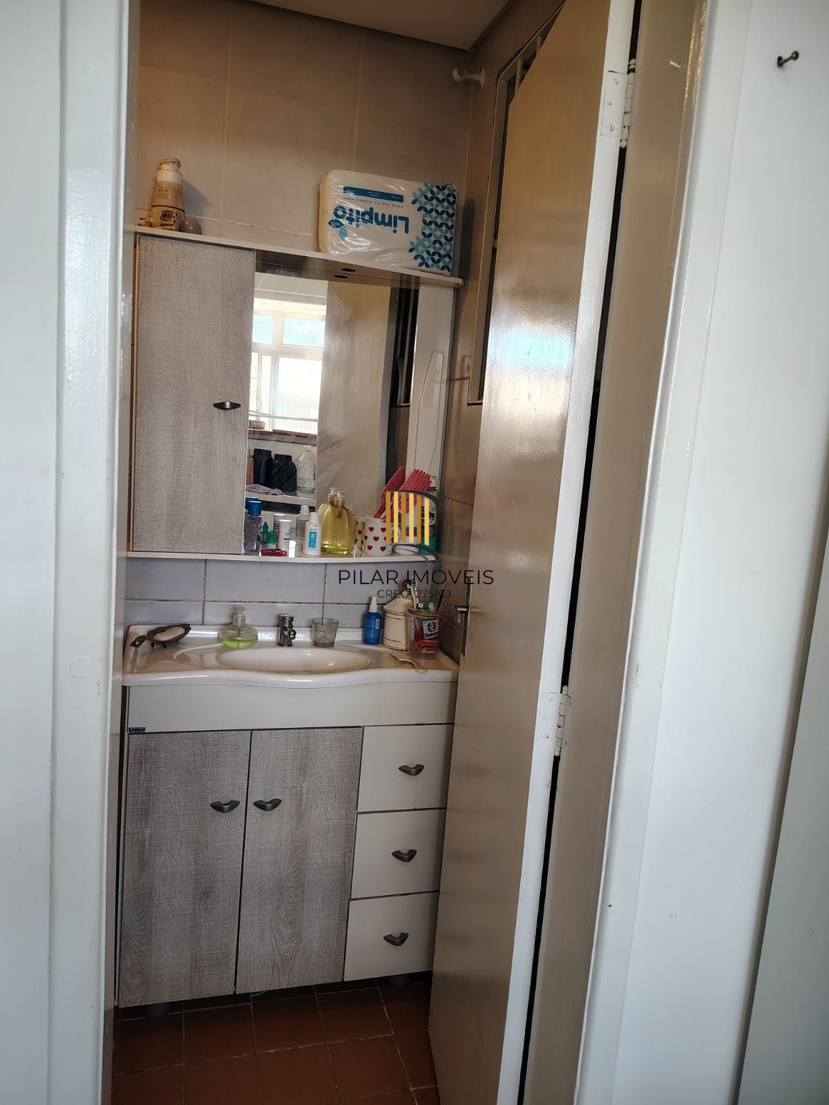 Apartamento de 2 dormitórios, 2 banheiros e 1 vaga no bairro Cristal.