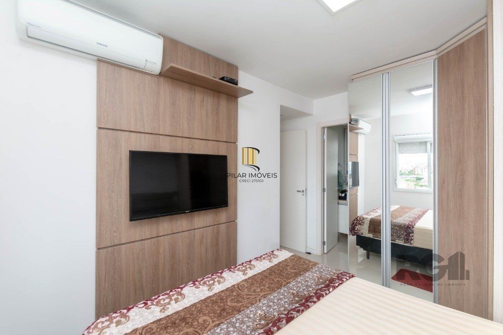 Apartamento andar alto que possui 2 dormitórios, sendo 1 súite, living para 2 ambientes, cozinha mobiliada, banheiro auxiliar