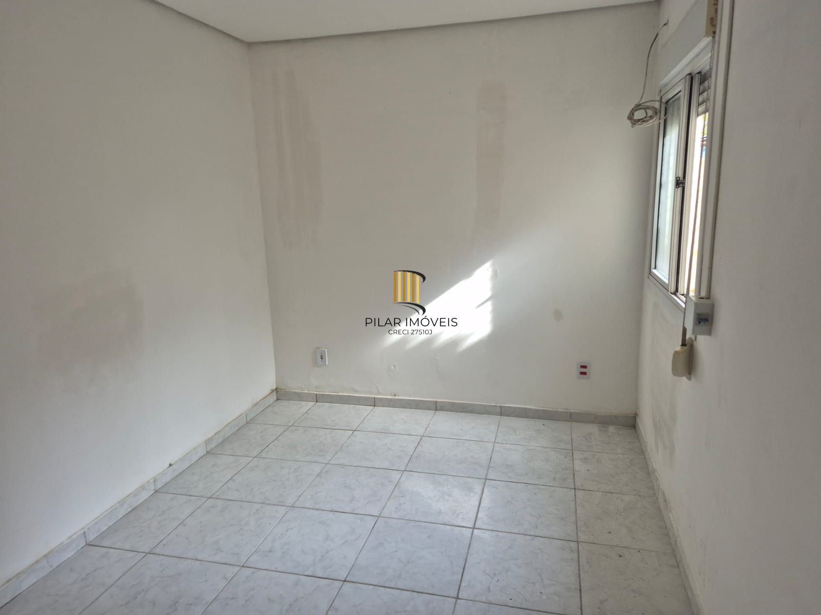 Casa de condomínio, 2 dormitórios, 1 banheiro e 1 vaga de garagem.