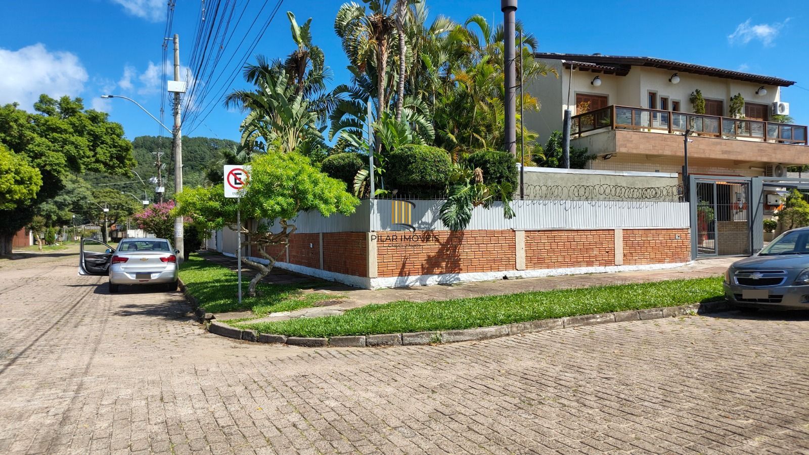 Casa térrea, 2 dormitórios, 1 suíte e 2 vagas no bairro Aberta dos Morros.