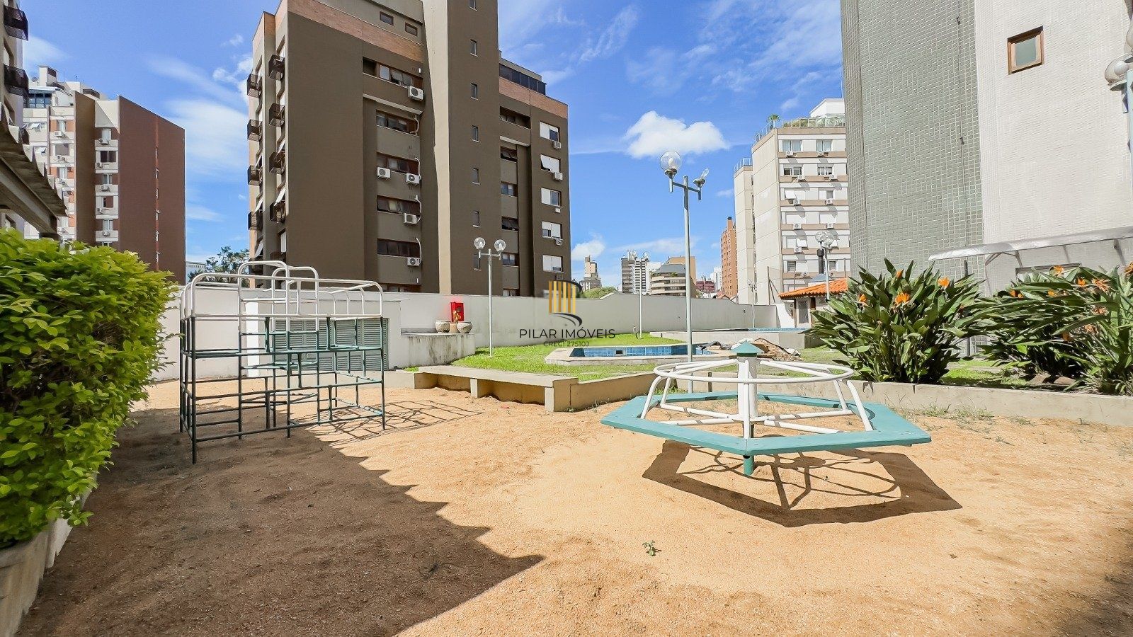 Apartamento com três quartos e três vagas, no bairro Bela Vista