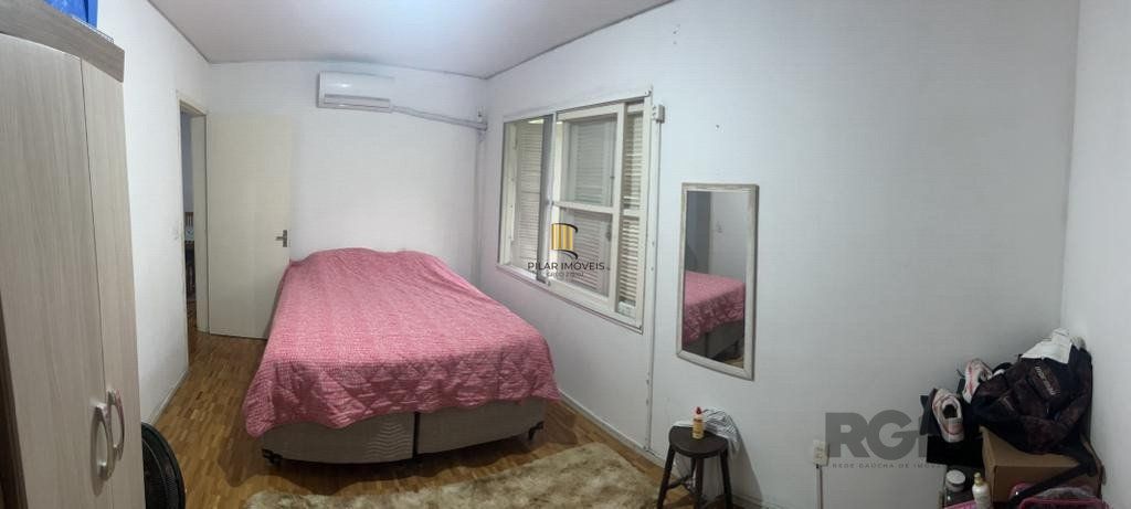 Apartamento de 2 dormitórios, living, cozinha, área de serviço e banheiro social.