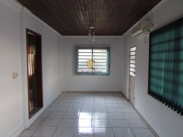 Casa térrea, com 3 dormitórios, 1 suíte, no bairro Nonoai.