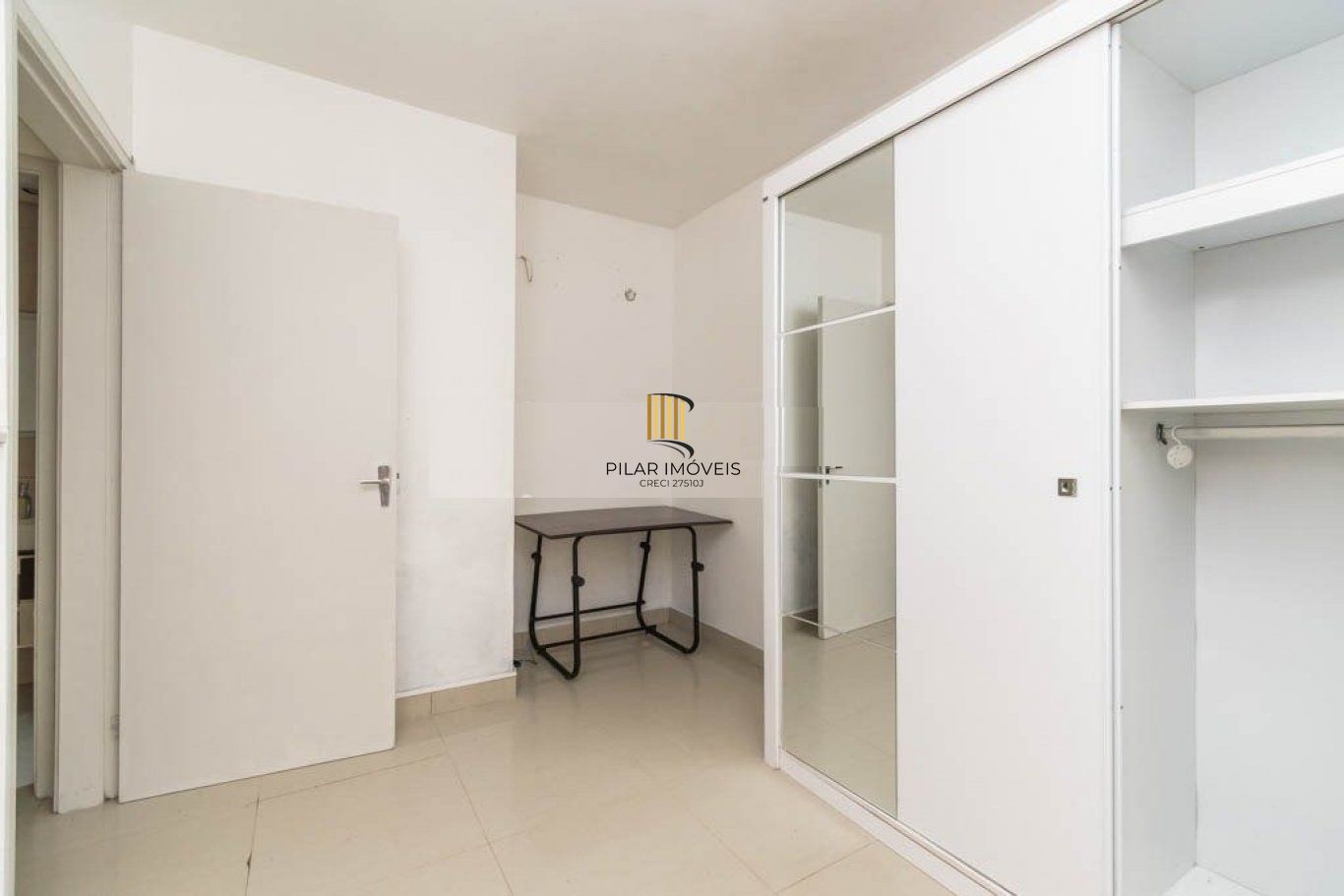 Apartamento de 1 dormitório, com um pequeno pátio no bairro Centro Histórico.