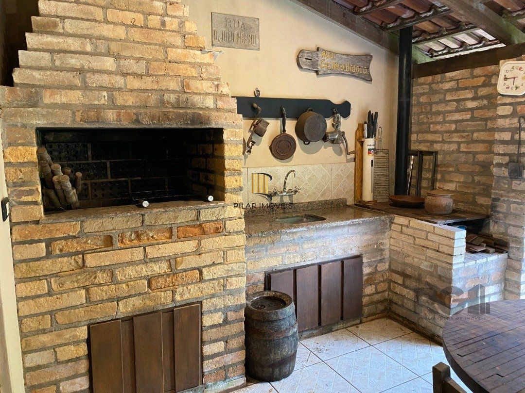 Casa para Venda - 350m², 4 dormitórios, sendo 4 suites, 4 vagas - Tristeza