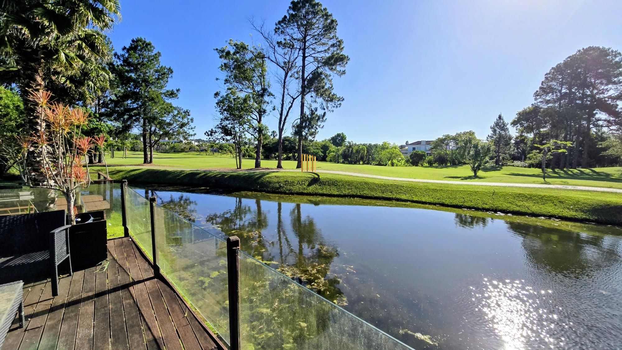 Casa no Terra Ville com fundo para o lago, com 4 suites.