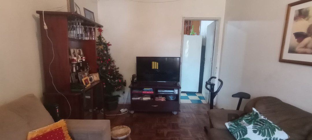 Casa de 3 dormitórios com piscina no Bairro Cristal.