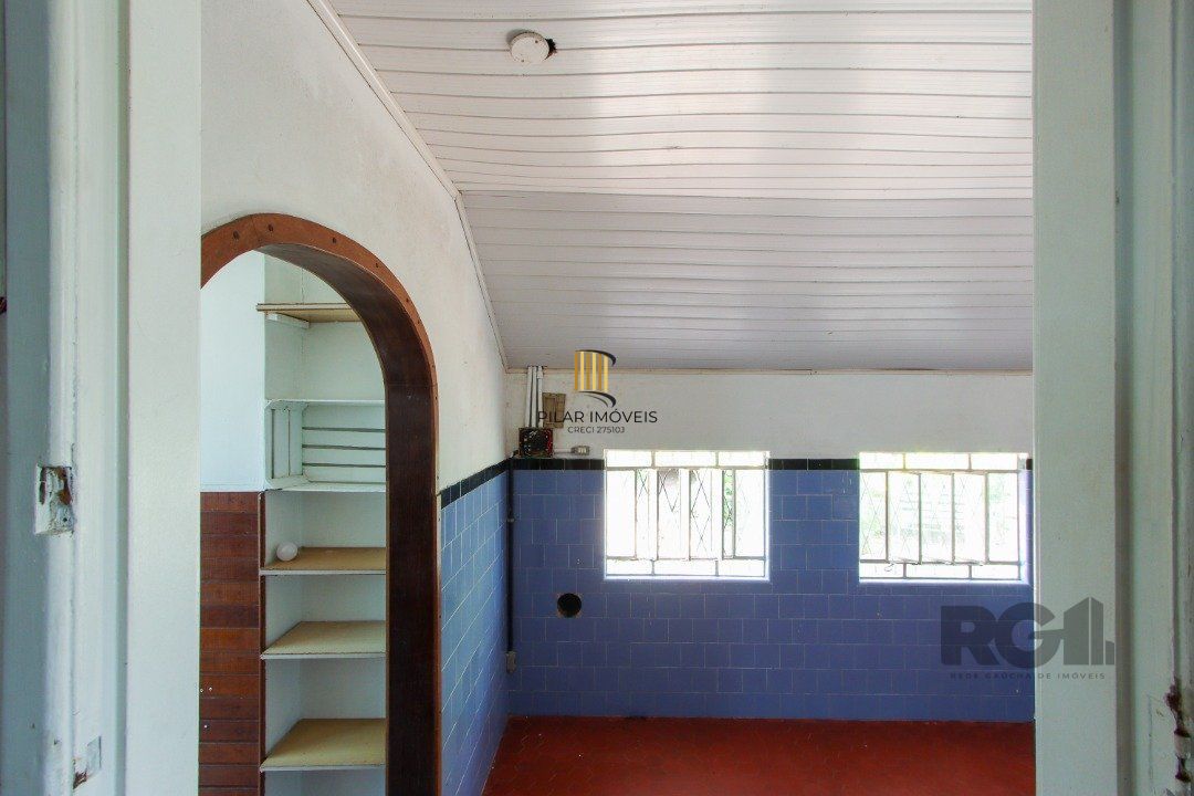 Casa mista com 4 dormitórios, 2 banheiros, 1 lavabo e 3 vagas a uma quadra da Av. Guaíba